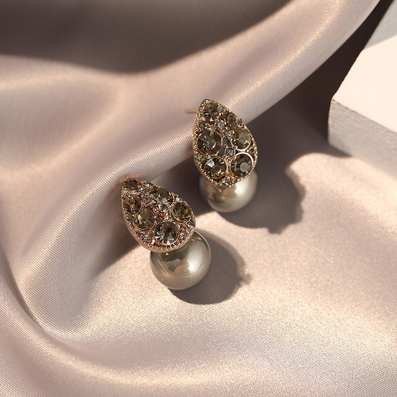 Vintage Fashion Market - New pearl stud earrings with drop-shaped